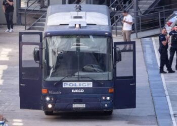 Εικόνα από τη μεταγωγή των συλληφθέντων από τη βόρεια Ελλάδα στον Ευρωπαίο Εισαγγελέα για τις παράνομες επιδοτήσεις από τον ΟΠΕΚΕΠΕ (φωτ.: Γιάννης Παναγόπουλος/ EUROKINISSI)