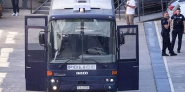 Εικόνα από τη μεταγωγή των συλληφθέντων από τη βόρεια Ελλάδα στον Ευρωπαίο Εισαγγελέα για τις παράνομες επιδοτήσεις από τον ΟΠΕΚΕΠΕ (φωτ.: Γιάννης Παναγόπουλος/ EUROKINISSI)