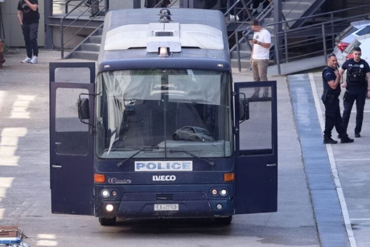 Εικόνα από τη μεταγωγή των συλληφθέντων από τη βόρεια Ελλάδα στον Ευρωπαίο Εισαγγελέα για τις παράνομες επιδοτήσεις από τον ΟΠΕΚΕΠΕ (φωτ.: Γιάννης Παναγόπουλος/ EUROKINISSI)