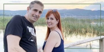 Ο Θοδωρής Κοτίδης και η Αγγελική Παμπουκίδου στη λίμνη Δοϊράνη του Κιλκίς, τον τόπο καταγωγής τους (φωτ.: Αρχείο Αγγελικής Παμπουκίδου & Θοδωρή Κοτίδη/ εικ.: Αλεξία Ιωαννίδου)