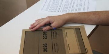 Στιγμιότυπο από την πρώτη μέρα των Πανελληνίων Εξετάσεων 2026 (φωτ.: ΑΠΕ-ΜΠΕ/Αλέξανδρος Βλάχος)
