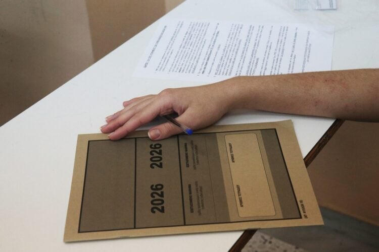 Στιγμιότυπο από την πρώτη μέρα των Πανελληνίων Εξετάσεων 2026 (φωτ.: ΑΠΕ-ΜΠΕ/Αλέξανδρος Βλάχος)