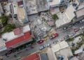 Από ψηλά το κτήριο που κατέρρευσε στα Πετράλωνα, επί της οδού Αλκμήνης στην Αθήνα (φωτ.: Eurokinissi)