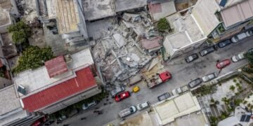 Από ψηλά το κτήριο που κατέρρευσε στα Πετράλωνα, επί της οδού Αλκμήνης στην Αθήνα (φωτ.: Eurokinissi)