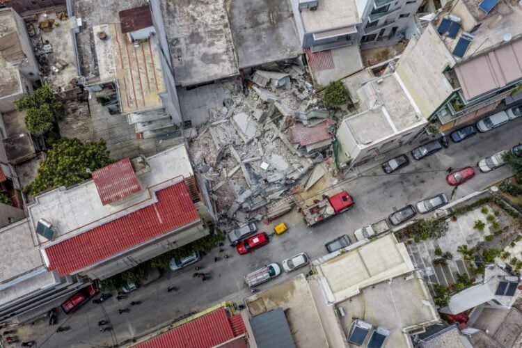 Από ψηλά το κτήριο που κατέρρευσε στα Πετράλωνα, επί της οδού Αλκμήνης στην Αθήνα (φωτ.: Eurokinissi)