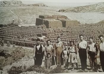 Η Αγγέλα Χρήστου Μαγγανά είναι το μικρό κοριτσάκι στη φωτογραφία του εργοστασίου πλινθοκεραμοποιίας του Μικρασιάτη Αντώνιου Κατσιάνου (φωτ.: facebook.com/karampou)