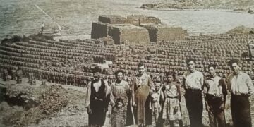 Η Αγγέλα Χρήστου Μαγγανά είναι το μικρό κοριτσάκι στη φωτογραφία του εργοστασίου πλινθοκεραμοποιίας του Μικρασιάτη Αντώνιου Κατσιάνου (φωτ.: facebook.com/karampou)