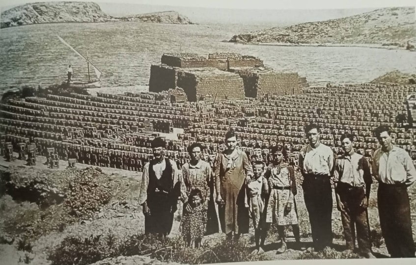 Η Αγγέλα Χρήστου Μαγγανά είναι το μικρό κοριτσάκι στη φωτογραφία του εργοστασίου πλινθοκεραμοποιίας του Μικρασιάτη Αντώνιου Κατσιάνου (φωτ.: facebook.com/karampou)