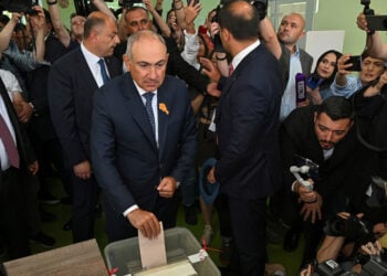 Ο Νικόλ Πασινιάν ασκεί το εκλογικό του δικαίωμα, Κυριακή 7 Ιουνίου (φωτ.: EPA / Photolure)