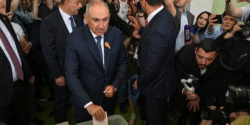 Ο Νικόλ Πασινιάν ασκεί το εκλογικό του δικαίωμα, Κυριακή 7 Ιουνίου (φωτ.: EPA / Photolure)