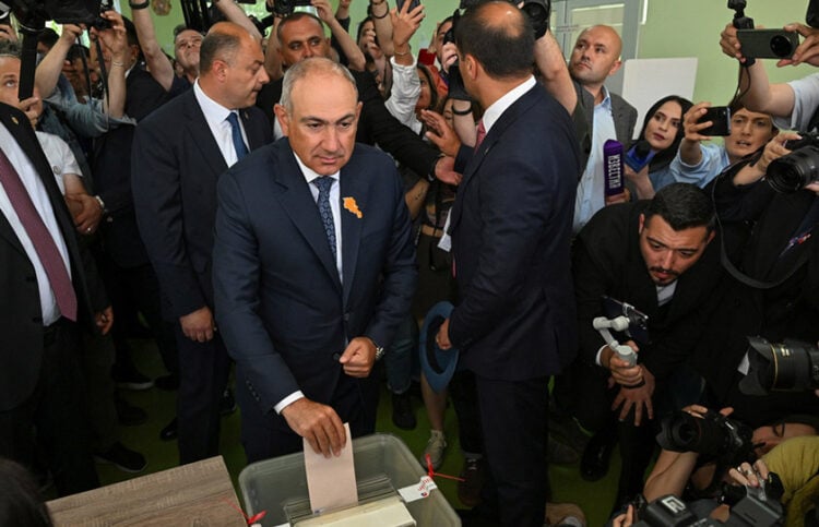 Ο Νικόλ Πασινιάν ασκεί το εκλογικό του δικαίωμα, Κυριακή 7 Ιουνίου (φωτ.: EPA / Photolure)