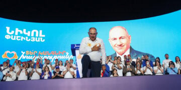 Ο Νικόλ Πασινιάν στην τελευταία προεκλογική συγκέντρωση του κόμματος «Κοινωνικό Συμβόλαιο», στην Πλατεία Δημοκρατίας του Γερεβάν (φωτ.: EPA / Hayk Baghdasaryan / Photolure)