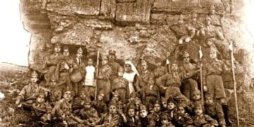 Φωτογραφία των Εθνομαρτύρων Προσκόπων του Αϊδινίου, τραβηγμένη στα ερείπια των βυζαντινών Τράλλεων την άνοιξη του 1919 (πηγή: facebook.com/karampou)