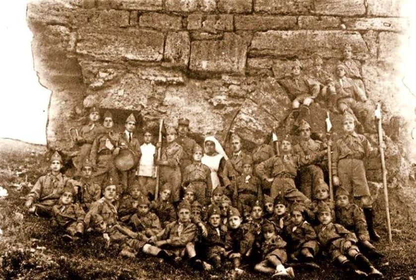 Φωτογραφία των Εθνομαρτύρων Προσκόπων του Αϊδινίου, τραβηγμένη στα ερείπια των βυζαντινών Τράλλεων την άνοιξη του 1919 (πηγή: facebook.com/karampou)