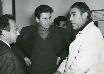Ο Μιχάλης Κακογιάννης, ο Μίκης Θεοδωράκης και ο Άντονι Κουίν στα γυρίσματα της ταινίας «Αλέξης Ζορμπάς» στην Ελλάδα, το 1964. (φωτ.: Michael Cacoyannis Foundation / EPA)