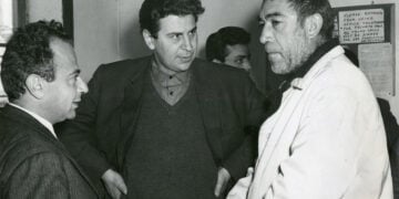 Ο Μιχάλης Κακογιάννης, ο Μίκης Θεοδωράκης και ο Άντονι Κουίν στα γυρίσματα της ταινίας «Αλέξης Ζορμπάς» στην Ελλάδα, το 1964. (φωτ.: Michael Cacoyannis Foundation / EPA)