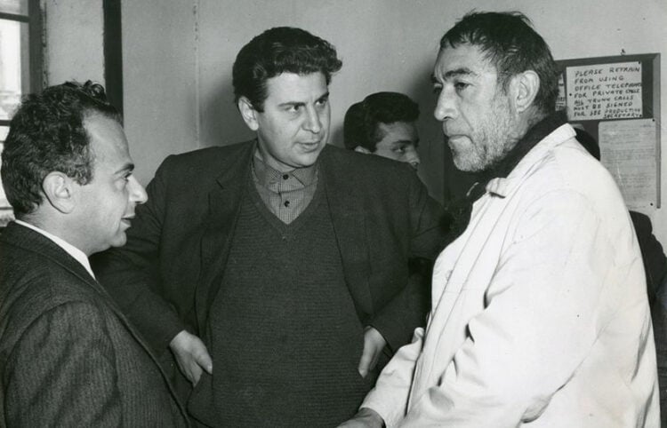 Ο Μιχάλης Κακογιάννης, ο Μίκης Θεοδωράκης και ο Άντονι Κουίν στα γυρίσματα της ταινίας «Αλέξης Ζορμπάς» στην Ελλάδα, το 1964. (φωτ.: Michael Cacoyannis Foundation / EPA)