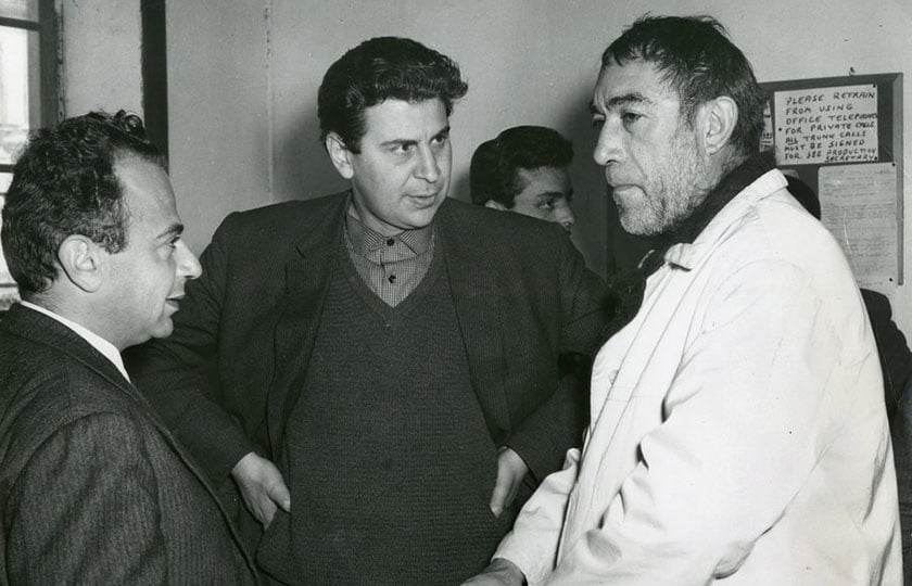 Ο Μιχάλης Κακογιάννης, ο Μίκης Θεοδωράκης και ο Άντονι Κουίν στα γυρίσματα της ταινίας «Αλέξης Ζορμπάς» στην Ελλάδα, το 1964. (φωτ.: Michael Cacoyannis Foundation / EPA)