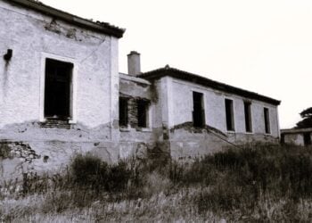 Το λοιμοκαθαρτήριο στο νησάκι του Αγίου Γεωργίου στη Σαλαμίνα, όπου κατέληγαν οι πρόσφυγες ερχόμενοι από τις αλησμόνητες πατρίδες (πηγή: ΑΠΕ-ΜΠΕ/STR)