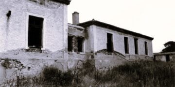 Το λοιμοκαθαρτήριο στο νησάκι του Αγίου Γεωργίου στη Σαλαμίνα, όπου κατέληγαν οι πρόσφυγες ερχόμενοι από τις αλησμόνητες πατρίδες (πηγή: ΑΠΕ-ΜΠΕ/STR)