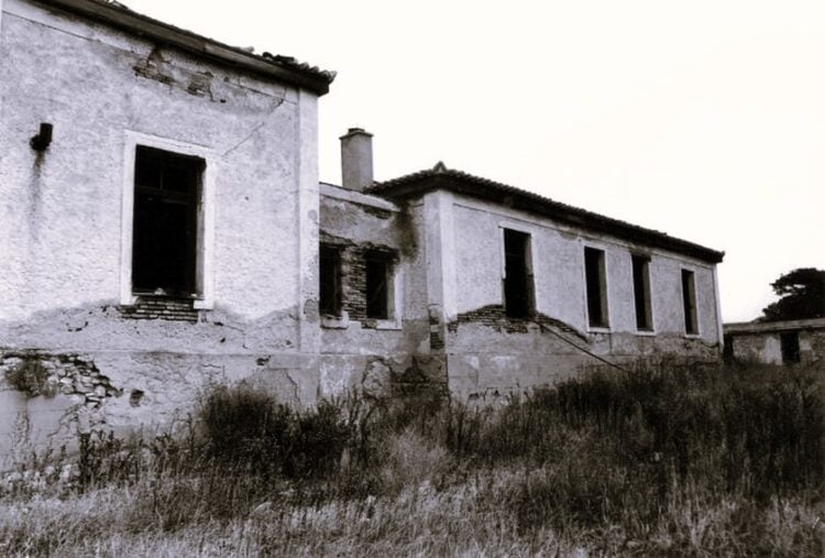 Το λοιμοκαθαρτήριο στο νησάκι του Αγίου Γεωργίου στη Σαλαμίνα, όπου κατέληγαν οι πρόσφυγες ερχόμενοι από τις αλησμόνητες πατρίδες (πηγή: ΑΠΕ-ΜΠΕ/STR)