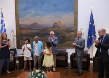 Ο Σταύρος Ξαρχάκος με τα παιδιά του και τη σύζυγό του Ηρώ Σαΐα εικονίζονται με τον πρόεδρο της Βουλής Νικήτα Κακλαμάνη και τον πρόεδρο του Διοικητικού Συμβουλίου των ΕΛΤΑ Δανιήλ Μπερναδούτ (φωτ.: ΑΠΕ-ΜΠΕ/Βουλή των Ελλήνων/Φρόσω Κανελλίδου)