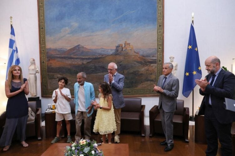 Ο Σταύρος Ξαρχάκος με τα παιδιά του και τη σύζυγό του Ηρώ Σαΐα εικονίζονται με τον πρόεδρο της Βουλής Νικήτα Κακλαμάνη και τον πρόεδρο του Διοικητικού Συμβουλίου των ΕΛΤΑ Δανιήλ Μπερναδούτ (φωτ.: ΑΠΕ-ΜΠΕ/Βουλή των Ελλήνων/Φρόσω Κανελλίδου)