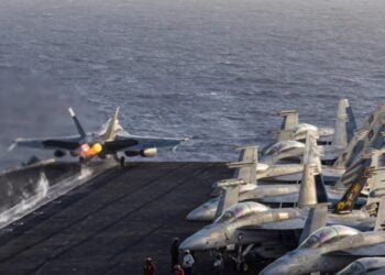 F/A-18E Super Hornet, της Μοίρας Μαχητικών Κρούσης (VFA) 14, απογειώνεται από το κατάστρωμα πτήσης του αεροπλανοφόρου κλάσης Nimitz, USS Abraham Lincoln (φωτ.: centcom.mil/ MEDIA/ IMAGERY/ igphoto/ 2003948596/NAVCENT Public Affairs)