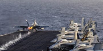 F/A-18E Super Hornet, της Μοίρας Μαχητικών Κρούσης (VFA) 14, απογειώνεται από το κατάστρωμα πτήσης του αεροπλανοφόρου κλάσης Nimitz, USS Abraham Lincoln (φωτ.: centcom.mil/ MEDIA/ IMAGERY/ igphoto/ 2003948596/NAVCENT Public Affairs)