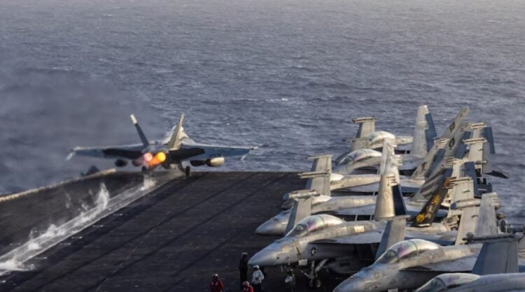 F/A-18E Super Hornet, της Μοίρας Μαχητικών Κρούσης (VFA) 14, απογειώνεται από το κατάστρωμα πτήσης του αεροπλανοφόρου κλάσης Nimitz, USS Abraham Lincoln (φωτ.: centcom.mil/ MEDIA/ IMAGERY/ igphoto/ 2003948596/NAVCENT Public Affairs)