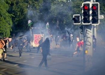 Ακτιβιστές κατά της G7 συγκρούονται με δυνάμεις καταστολής κατά τη διάρκεια διαδήλωσης ενάντια στη σύνοδο κορυφής της G7 στη Γενεύη της Ελβετίας (φωτ.: EPA/CYRIL ZINGARO)