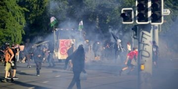 Ακτιβιστές κατά της G7 συγκρούονται με δυνάμεις καταστολής κατά τη διάρκεια διαδήλωσης ενάντια στη σύνοδο κορυφής της G7 στη Γενεύη της Ελβετίας (φωτ.: EPA/CYRIL ZINGARO)
