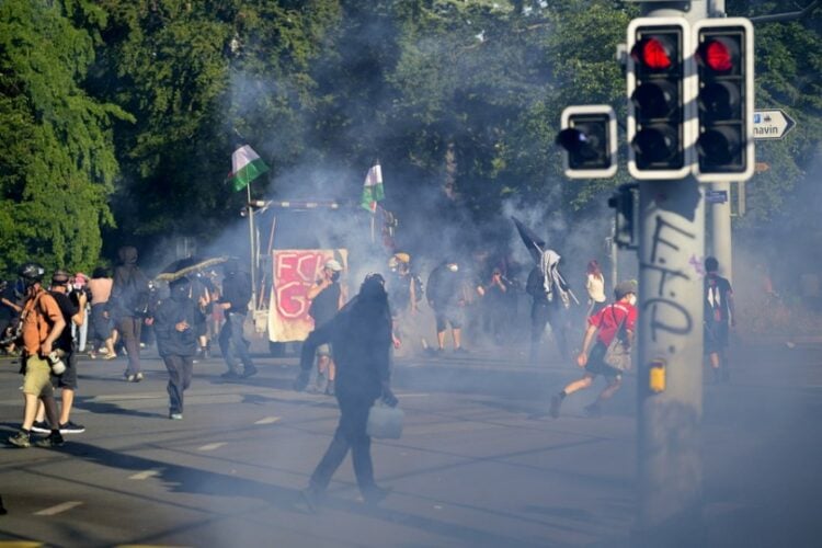 Ακτιβιστές κατά της G7 συγκρούονται με δυνάμεις καταστολής κατά τη διάρκεια διαδήλωσης ενάντια στη σύνοδο κορυφής της G7 στη Γενεύη της Ελβετίας (φωτ.: EPA/CYRIL ZINGARO)