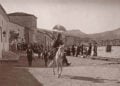 Σε πρώτο πλάνο ένας έφιππος τσέτης, Τούρκος άτακτος στρατιώτης, μέλος αντάρτικων
μονάδων, και τρεις άλλοι με λάφυρα στα χέρια τον ακολουθούν. Πίσω τους, Έλληνες κάτοικοι έχουν συγκεντρωθεί μπροστά στο σπίτι του Σαρτιό, με τη γαλλική σημαία
υψωμένη για να τους προστατεύει, κάνοντας απεγνωσμένα νόημα στα πλοιάρια για να
προσεγγίσουν. 13 Ιουνίου 1914 (πηγή: Χάρης Γιακουμής / Kallimages, Paris)
