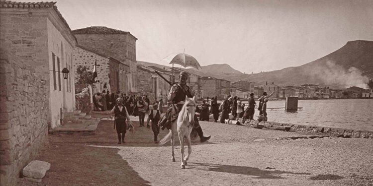 Σε πρώτο πλάνο ένας έφιππος τσέτης, Τούρκος άτακτος στρατιώτης, μέλος αντάρτικων
μονάδων, και τρεις άλλοι με λάφυρα στα χέρια τον ακολουθούν. Πίσω τους, Έλληνες κάτοικοι έχουν συγκεντρωθεί μπροστά στο σπίτι του Σαρτιό, με τη γαλλική σημαία
υψωμένη για να τους προστατεύει, κάνοντας απεγνωσμένα νόημα στα πλοιάρια για να
προσεγγίσουν. 13 Ιουνίου 1914 (πηγή: Χάρης Γιακουμής / Kallimages, Paris)