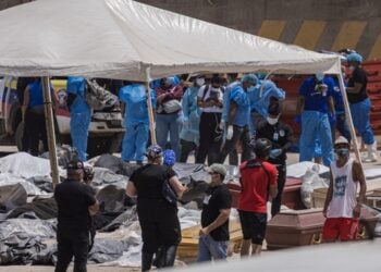 Άνθρωποι παραλαμβάνουν τις σορούς συγγενών τους που έχασαν τη ζωή τους από τους σεισμούς, σε λιμάνι της Λα Γουάιρα στη Βενεζουέλα (φωτ.: EPA/Henry Chirinos ΠΡΟΣΟΧΗ: ΣΚΛΗΡΗ ΕΙΚΟΝΑ)