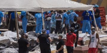 Άνθρωποι παραλαμβάνουν τις σορούς συγγενών τους που έχασαν τη ζωή τους από τους σεισμούς, σε λιμάνι της Λα Γουάιρα στη Βενεζουέλα (φωτ.: EPA/Henry Chirinos ΠΡΟΣΟΧΗ: ΣΚΛΗΡΗ ΕΙΚΟΝΑ)