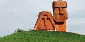 Tο εμβληματικό μνημείο «Είμαστε τα βουνά μας» ή «Τατίκ-Παπίκ» (δηλαδή «Η Γιαγιά και ο Παππούς»). Το γλυπτό, έργο του Σαργκίς Μπαγκντασαριάν από το 1967, βρίσκεται βόρεια του Στεπανακέρτ και απεικονίζει έναν ηλικιωμένο άνδρα και μια γυναίκα λαξευμένους σε ηφαιστειακή πέτρα (πηγή: Matthew Karanian/ alchetron.com)