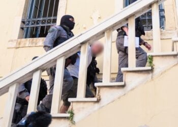 Στιγμιότυπο από την προσαγωγή του 43χρονου Σκοπιανού στην εισαγγελία Χανίων που κατηγορείται για τη δολοφονία της Σταυρούλας Λεβεντάκη (φωτ.: Γιάννης Αγγελάκης / EUROKINISSI)