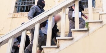 Στιγμιότυπο από την προσαγωγή του 43χρονου Σκοπιανού στην εισαγγελία Χανίων που κατηγορείται για τη δολοφονία της Σταυρούλας Λεβεντάκη (φωτ.: Γιάννης Αγγελάκης / EUROKINISSI)