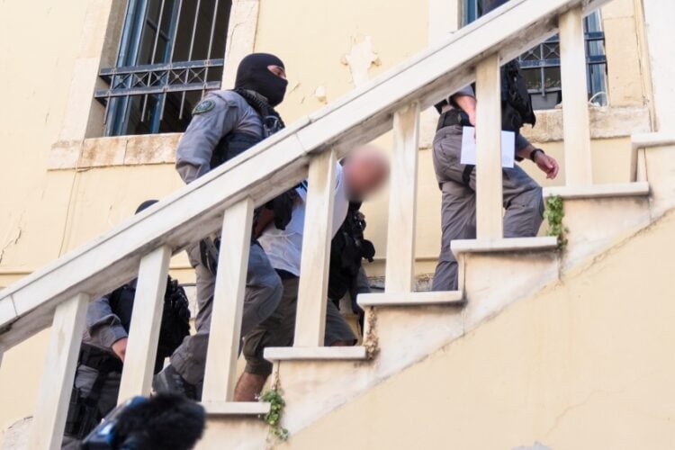 Στιγμιότυπο από την προσαγωγή του 43χρονου Σκοπιανού στην εισαγγελία Χανίων που κατηγορείται για τη δολοφονία της Σταυρούλας Λεβεντάκη (φωτ.: Γιάννης Αγγελάκης / EUROKINISSI)