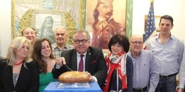 Ο Χρήστος Βουρνάς κόβει τη βασιλόπιτα Παναρκαδικής Ομοσπονδίας Αμερικής (φωτ.: «Εθνικός Κήρυκας»)