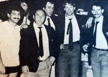 Στη φωτογραφία διακρίνονται (από αριστερά) ο Άντριου Πασχαλίδης  με αθλητική ενδυμασία, ο φυσιοθεραπευτής Τσάρλι Τζούρισιτς, ο Τζον Οικονόμος της «Australian Soccer Weekly» (ASW), ο επιθετικός Ντέιβιντ Μίτσελ και ο αμυντικός Γκράχαμ Τζένινγκς (φωτ.: The Greek Herald)