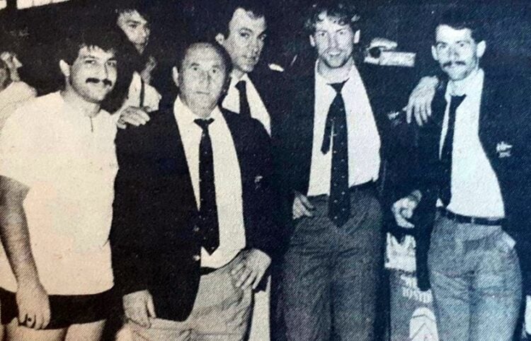 Στη φωτογραφία διακρίνονται (από αριστερά) ο Άντριου Πασχαλίδης με αθλητική ενδυμασία, ο φυσιοθεραπευτής Τσάρλι Τζούρισιτς, ο Τζον Οικονόμος της «Australian Soccer Weekly» (ASW), ο επιθετικός Ντέιβιντ Μίτσελ και ο αμυντικός Γκράχαμ Τζένινγκς (φωτ.: The Greek Herald)