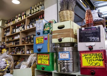 Στιγμιότυπο από την κεντρική αγορά Πειραιά (φωτ.: EUROKINISSI / Αναστάσιος Ναρεκιάν)