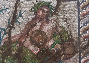 Η νεανική ανδρική μορφή είναι  στεφανωμένη με φύλλα καλαμιού (πηγή: Υπουργείο Πολιτισμού και Τουρισμού Τουρκίας)