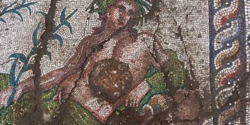 Η νεανική ανδρική μορφή είναι  στεφανωμένη με φύλλα καλαμιού (πηγή: Υπουργείο Πολιτισμού και Τουρισμού Τουρκίας)