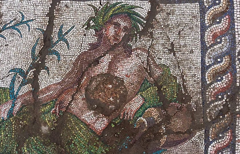 Η νεανική ανδρική μορφή είναι  στεφανωμένη με φύλλα καλαμιού (πηγή: Υπουργείο Πολιτισμού και Τουρισμού Τουρκίας)