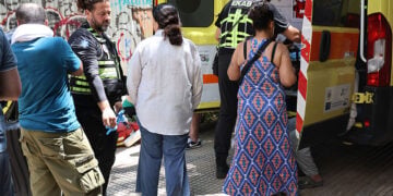 Ασθενοφόρο που κινητοποιήθηκε για τη φωτιά στο ξενοδοχείο στην Ομόνοια, Κυριακή 28 Ιουνίου 2026 (φωτ.: EUROKINISSI / Γιάννης Παναγόπουλος)