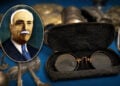 Τα γυαλιά του Αντώνιου Αθηνογένη από τις μουσειακές συλλογές της Εστίας Νέας Σμύρνης, και πορτρέτο του (φωτ.: Εστία Νέας Σμύρνης / Ινστιτούτο Νεοελληνικών Ερευνών – ΕΙΕ)